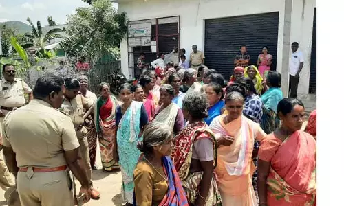 டாஸ்மாக் கடையை முற்றுகையிட்டு பெண்கள்  போராட்டம்