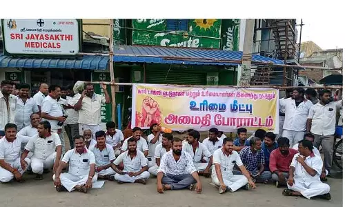 பள்ளிபாளையத்தில் டாக்சி டிரைவர்கள் போராட்டம்