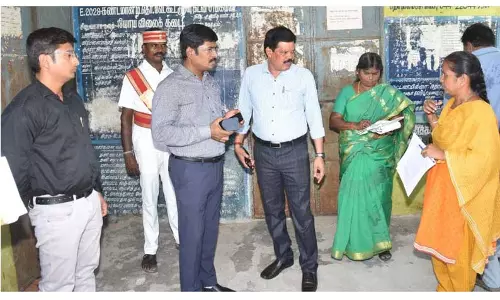 ரேஷன் கடைகளில் பொருட்கள் பற்றாக்குறை என புகார் வந்தால் அலுவலர்கள் மீது நடவடிக்கை கலெக்டர் மோகன் எச்சரிக்கை ரேஷன் கடைகளில் பொருட்கள் பற்றாக்குறை என புகார் வந்தால் அலுவலர்கள் மீது நடவடிக்கை கலெக்டர் மோகன் எச்சரிக்கை