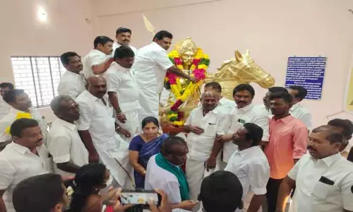 சுதந்திர போராட்ட வீரர்  வெள்ளையத்தேவன் முழுஉருவச்சிலை  அமைச்சர் அனிதா ராதாகிருஷ்ணன் திறந்து வைத்தார்