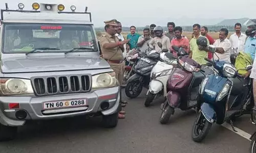 விபத்துகளை தடுக்க போலீசார் விழிப்புணர்வு