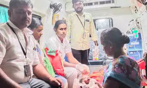 கர்ப்பிணிக்கு ஆம்புலன்சில் குழந்தை பிறந்தது கர்ப்பிணிக்கு ஆம்புலன்சில் குழந்தை பிறந்தது