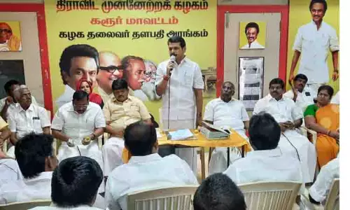 கரூர் மாவட்டத்தில் 3 ஆயிரம் இடங்களில் கருணாநிதியின் உருவப்படத்திற்கு மரியாதை-செயற்குழு கூட்டத்தில் தீர்மானம் கரூர் மாவட்டத்தில் 3 ஆயிரம் இடங்களில் கருணாநிதியின் உருவப்படத்திற்கு மரியாதை-செயற்குழு கூட்டத்தில் தீர்மானம்