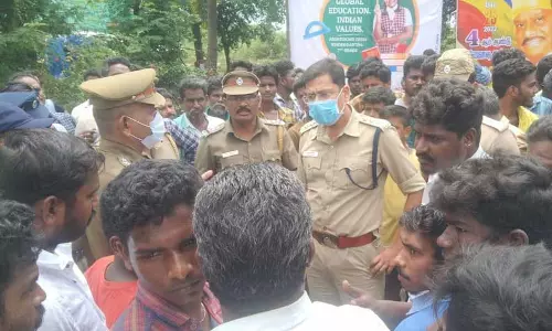 ஆக்கிரமிப்பு இடத்தில் சாகுபடி செய்த பயிர்களை சேதப்படுத்தி கொட்டகை அமைப்பு ஆக்கிரமிப்பு இடத்தில் சாகுபடி செய்த பயிர்களை சேதப்படுத்தி கொட்டகை அமைப்பு