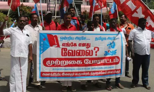 இளைஞர் பெருமன்றத்தினர் ஆர்ப்பாட்டம்