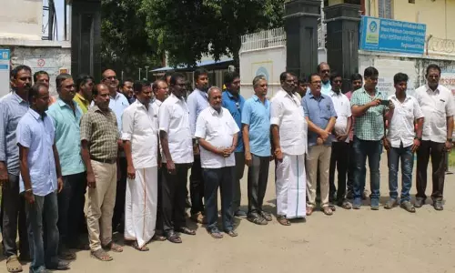 பெட்ரோல், டீசல் வினியோகஸ்தர்கள் போராட்டம்; கமிஷன் தொகையை உயர்த்த வலியுறுத்தல்