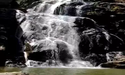 பர்கூர் மலைப்பகுதி ஈரெட்டியில் 100 அடி உயரத்தில் இருந்து கொட்டும் அழகான திடீர் அருவி; சுற்றுலா பயணிகள் சென்று வர பாதை அமைக்க கோரிக்கை பர்கூர் மலைப்பகுதி ஈரெட்டியில் 100 அடி உயரத்தில் இருந்து கொட்டும் அழகான திடீர் அருவி; சுற்றுலா பயணிகள் சென்று வர பாதை அமைக்க கோரிக்கை