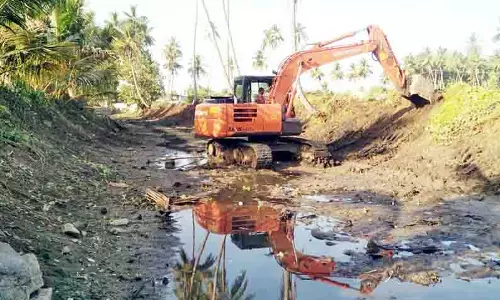 பாசனத்துக்கு விரைவில் தண்ணீர் திறப்பு: காலிங்கராயன் வாய்க்கால் சீரமைக்கும் பணி தீவிரம்