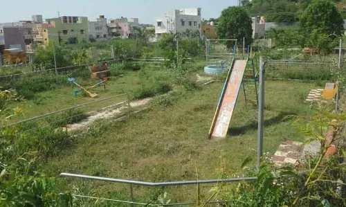 திருவண்ணாமலையில் ரூ.50 லட்சத்தில் அமைக்கப்பட்டு புதர் மண்டி கிடக்கும் சிறுவர் பூங்கா திருவண்ணாமலையில் ரூ.50 லட்சத்தில் அமைக்கப்பட்டு புதர் மண்டி கிடக்கும் சிறுவர் பூங்கா