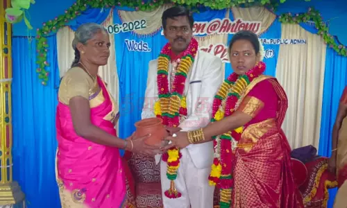 சிலிண்டர் விலை உயர்வு: திருமணத்தில் கலந்து கொண்டவர்களுக்கு மண்பானையை பரிசாக கொடுத்த மணமகன்..! சிலிண்டர் விலை உயர்வு: திருமணத்தில் கலந்து கொண்டவர்களுக்கு மண்பானையை பரிசாக கொடுத்த மணமகன்..!