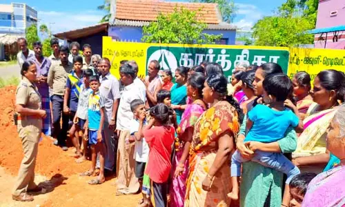 செல்போன் கோபுரம் அமைக்க பொதுமக்கள் எதிர்ப்பு செல்போன் கோபுரம் அமைக்க பொதுமக்கள் எதிர்ப்பு