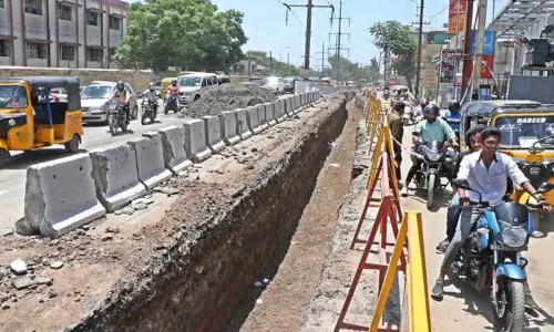 உயர் அழுத்த மின்கம்பியை தரையில் பதிக்கும் பணி தொடங்கியது