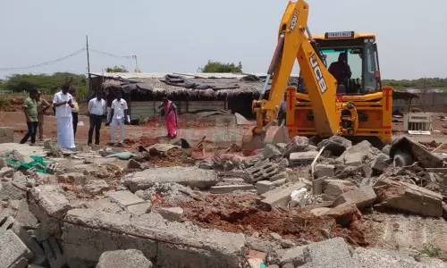 இருளர் இன மக்களுக்கு ஒதுக்கப்பட்ட இடம் ஆக்கிரமிப்பு; ஆர்.டி.ஓ. தலைமையில் மீட்பு