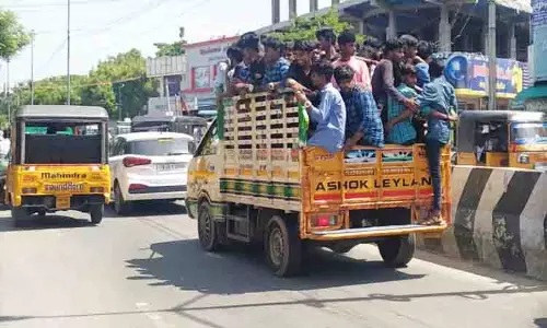 சரக்கு வாகனங்களில் ஆபத்தான பயணம்