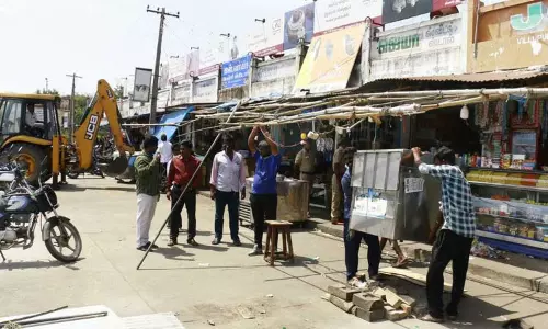 ஆக்கிரமிப்பு கடைகள் அகற்றம் ஆக்கிரமிப்பு கடைகள் அகற்றம்