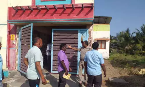 சேலம் கன்னங்குறிச்சியில் பெண் போலீஸ், வங்கி மேலாளர் வீடுகளில் நகை-பணம் திருட்டு இரும்பு கம்பியால் கதவை உடைத்து மர்ம நபர்கள் கைவரிசை சேலம் கன்னங்குறிச்சியில் பெண் போலீஸ், வங்கி மேலாளர் வீடுகளில் நகை-பணம் திருட்டு இரும்பு கம்பியால் கதவை உடைத்து மர்ம நபர்கள் கைவரிசை