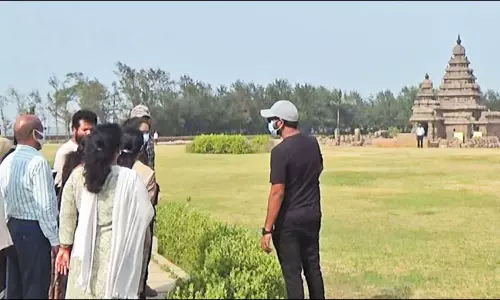 மாமல்லபுரம் கடற்கரை கோவில் வளாகத்தில் அதிகாரி ஆய்வு மாமல்லபுரம் கடற்கரை கோவில் வளாகத்தில் அதிகாரி ஆய்வு