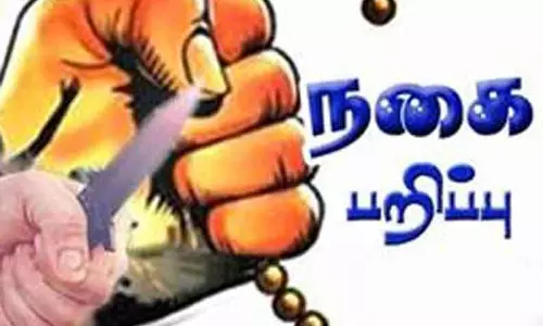 இயற்கை அங்காடிக்குள் புகுந்து மூதாட்டியிடம் கத்திமுனையில் 6½ பவுன் நகை பறிப்பு வாலிபருக்கு வலைவீச்சு இயற்கை அங்காடிக்குள் புகுந்து மூதாட்டியிடம் கத்திமுனையில் 6½ பவுன் நகை பறிப்பு வாலிபருக்கு வலைவீச்சு
