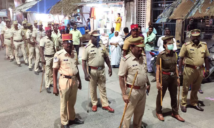 திருக்கனூரில் போலீசார் கொடி அணிவகுப்பு திருக்கனூரில் போலீசார் கொடி அணிவகுப்பு