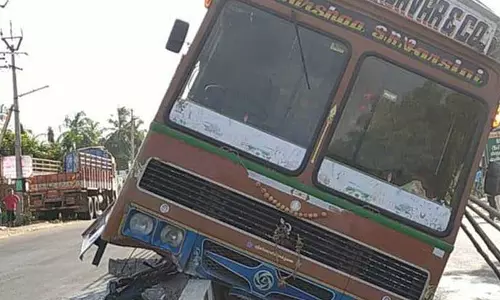 பள்ளிபாளையம் அருகே  தடுப்பு சுவரில் லாரி மோதி விபத்து  டிரைவர் காயம்