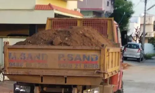 பரமத்தியில் கிராவல் மண் கடத்தி சென்ற லாரி பறிமுதல் டிரைவருக்கு வலைவீச்சு பரமத்தியில் கிராவல் மண் கடத்தி சென்ற லாரி பறிமுதல் டிரைவருக்கு வலைவீச்சு