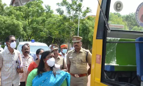 நாமக்கல்லில் தனியார் பள்ளி வாகனங்களை ஆய்வு செய்யும் பணி கலெக்டர் ஸ்ரேயா சிங் தொடங்கி வைத்தார் நாமக்கல்லில் தனியார் பள்ளி வாகனங்களை ஆய்வு செய்யும் பணி கலெக்டர் ஸ்ரேயா சிங் தொடங்கி வைத்தார்