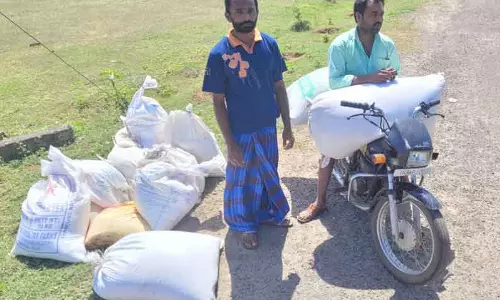 பொள்ளாச்சி அருகே ரேஷன் அரிசி கடத்திய 2 பேர் கைது