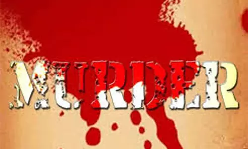 வாலிபர், அரிவாளால் வெட்டி படுகொலை; பழிக்கு பழியாக நடந்ததா? போலீஸ் விசாரணை வாலிபர், அரிவாளால் வெட்டி படுகொலை; பழிக்கு பழியாக நடந்ததா? போலீஸ் விசாரணை