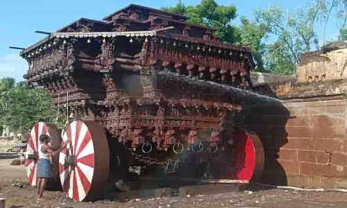 ஆதிரெத்தினேசுவரர் கோவில் தேர் சுத்தம் செய்யும் பணி ஆதிரெத்தினேசுவரர் கோவில் தேர் சுத்தம் செய்யும் பணி