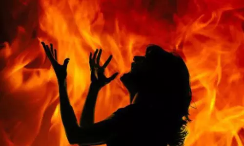 சேலையில் தீப்பிடித்து பெண் பலி சேலையில் தீப்பிடித்து பெண் பலி
