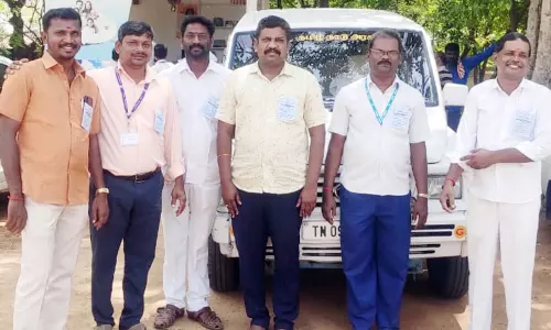 கோரிக்கை அட்டை அணிந்து பணிபுரிந்த டிரைவர்கள்