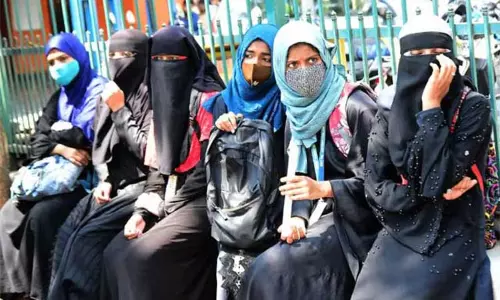 ஹிஜாப் அணிந்து வந்த 6 முஸ்லிம் மாணவிகள் இடைநீக்கம்
