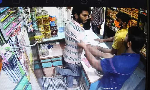 சேலத்தில் மளிகை கடைக்குள் புகுந்து துணிகரம்: ரூ.20 லட்சம் கேட்டு, வடமாநில வாலிபர் கடத்தல் காரில் தப்பிய கும்பலுக்கு போலீஸ் வலைவீச்சு சேலத்தில் மளிகை கடைக்குள் புகுந்து துணிகரம்: ரூ.20 லட்சம் கேட்டு, வடமாநில வாலிபர் கடத்தல் காரில் தப்பிய கும்பலுக்கு போலீஸ் வலைவீச்சு