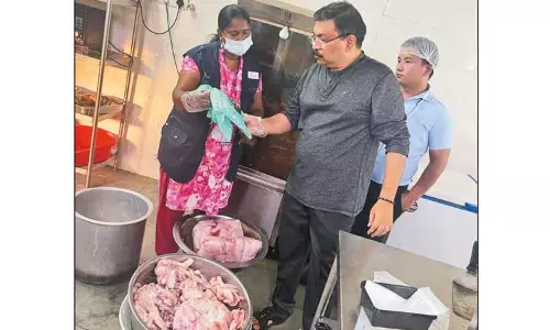 வடபழனியில் உள்ள பிரியாணி கடையில் 65 கிலோ கெட்டுப்போன இறைச்சி பறிமுதல் வடபழனியில் உள்ள பிரியாணி கடையில் 65 கிலோ கெட்டுப்போன இறைச்சி பறிமுதல்