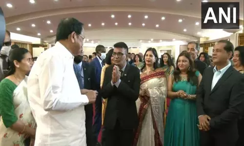 செனகலில் இந்திய வம்சாவளியினரை சந்தித்தாா் துணை ஜனாதிபதி