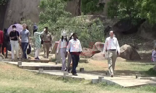 சீன நாட்டு தூதர் மாமல்லபுரம் வருகை; புராதன சின்னங்களை சுற்றி பார்த்தார்