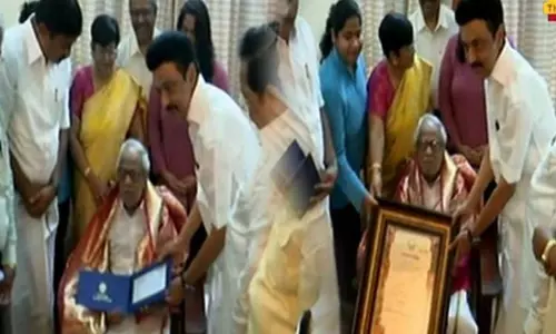 திரைப்பட வசனகர்த்தா ஆரூர்தாஸுக்கு கலைஞர் நினைவு கலைத்துறை வித்தகர் விருது வழங்கினார் முதல் அமைச்சர்