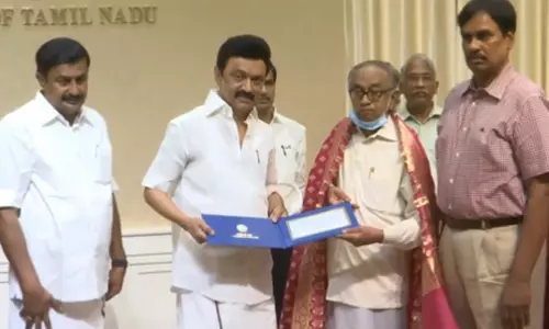 தினத்தந்தி ஐ.சண்முகநாதனுக்கு கலைஞர் எழுதுகோல் விருது; முதல்-அமைச்சர் வழங்கினார்...! தினத்தந்தி ஐ.சண்முகநாதனுக்கு கலைஞர் எழுதுகோல் விருது; முதல்-அமைச்சர் வழங்கினார்...!