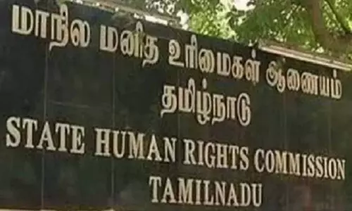 போலீஸ் நிலையத்தில் அடைத்து வைத்து தாக்குதல்: மருந்து கடை ஊழியருக்கு ரூ.5¾ லட்சம் இழப்பீடு - மனித உரிமை ஆணையம் உத்தரவு போலீஸ் நிலையத்தில் அடைத்து வைத்து தாக்குதல்: மருந்து கடை ஊழியருக்கு ரூ.5¾ லட்சம் இழப்பீடு - மனித உரிமை ஆணையம் உத்தரவு