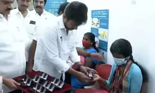 திருவல்லிக்கேனி அரசு மருத்துவமனையில் இன்று பிறந்த குழந்தைகளுக்கு தங்க மோதிரம் - உதயநிதி ஸ்டாலின் எம்.எல்.ஏ. வழங்கினார்