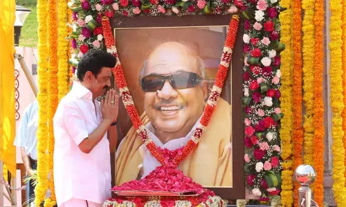 கருணாநிதி பிறந்தநாள் அரசு விழாவாக கொண்டாட்டம்- சிலைக்கு முதலமைச்சர் மு.க.ஸ்டாலின் மாலை அணிவித்து மரியாதை