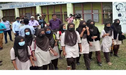 ஹிஜாப் எங்கள் உரிமை: நீதிக்காக நாங்கள் இறுதிவரை போராடுவோம்; முஸ்லிம் மாணவிகள் ஆவேச பேட்டி
