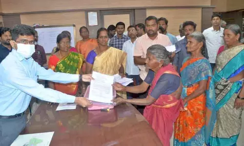 பொள்ளாச்சி தாலுகாவில் ஜமாபந்தி முகாமில் 130 மனுக்களுக்கு தீர்வு- அதிகாரிகள் தகவல் பொள்ளாச்சி தாலுகாவில் ஜமாபந்தி முகாமில் 130 மனுக்களுக்கு தீர்வு- அதிகாரிகள் தகவல்