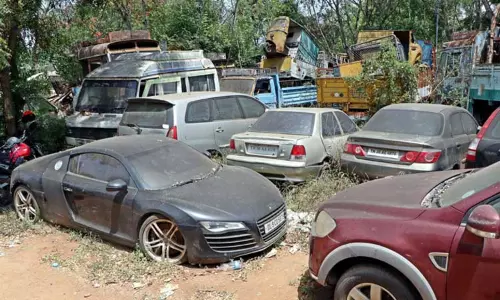 மோசடி வழக்குகளில் சிக்கி நிற்கும் கார்கள்