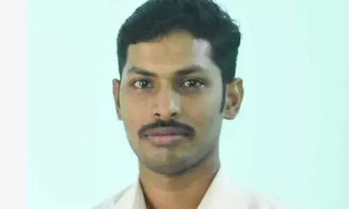 செஞ்சி அருகே  தடுப்பு சுவரில் கார் மோதி வாலிபர் பலி  2 பேர் படுகாயம்