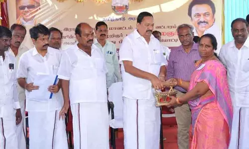 கருணாநிதி பிறந்த நாளையொட்டி ரூ.28 லட்சம் நலத்திட்ட உதவிகள் கருணாநிதி பிறந்த நாளையொட்டி ரூ.28 லட்சம் நலத்திட்ட உதவிகள்