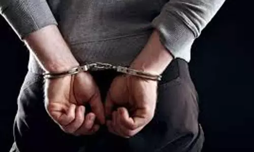 இருதரப்பினர் இடையே மோதல்; 2 பேர் கைது இருதரப்பினர் இடையே மோதல்; 2 பேர் கைது