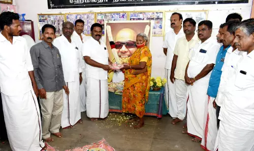 முதியோருக்கு இலவச வேட்டி- சேலை முதியோருக்கு இலவச வேட்டி- சேலை