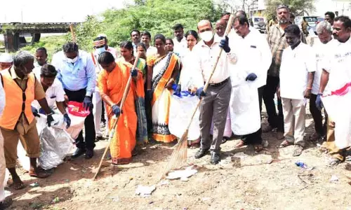 கெடிலம் ஆற்றில் கொட்டப்பட்ட குப்பைகள் அகற்றும் பணி