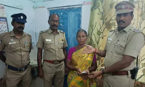 பெண் தவறவிட்ட நகை-பணத்தை மீட்டு ஒப்படைத்த போலீஸ் பெண் தவறவிட்ட நகை-பணத்தை மீட்டு ஒப்படைத்த போலீஸ்